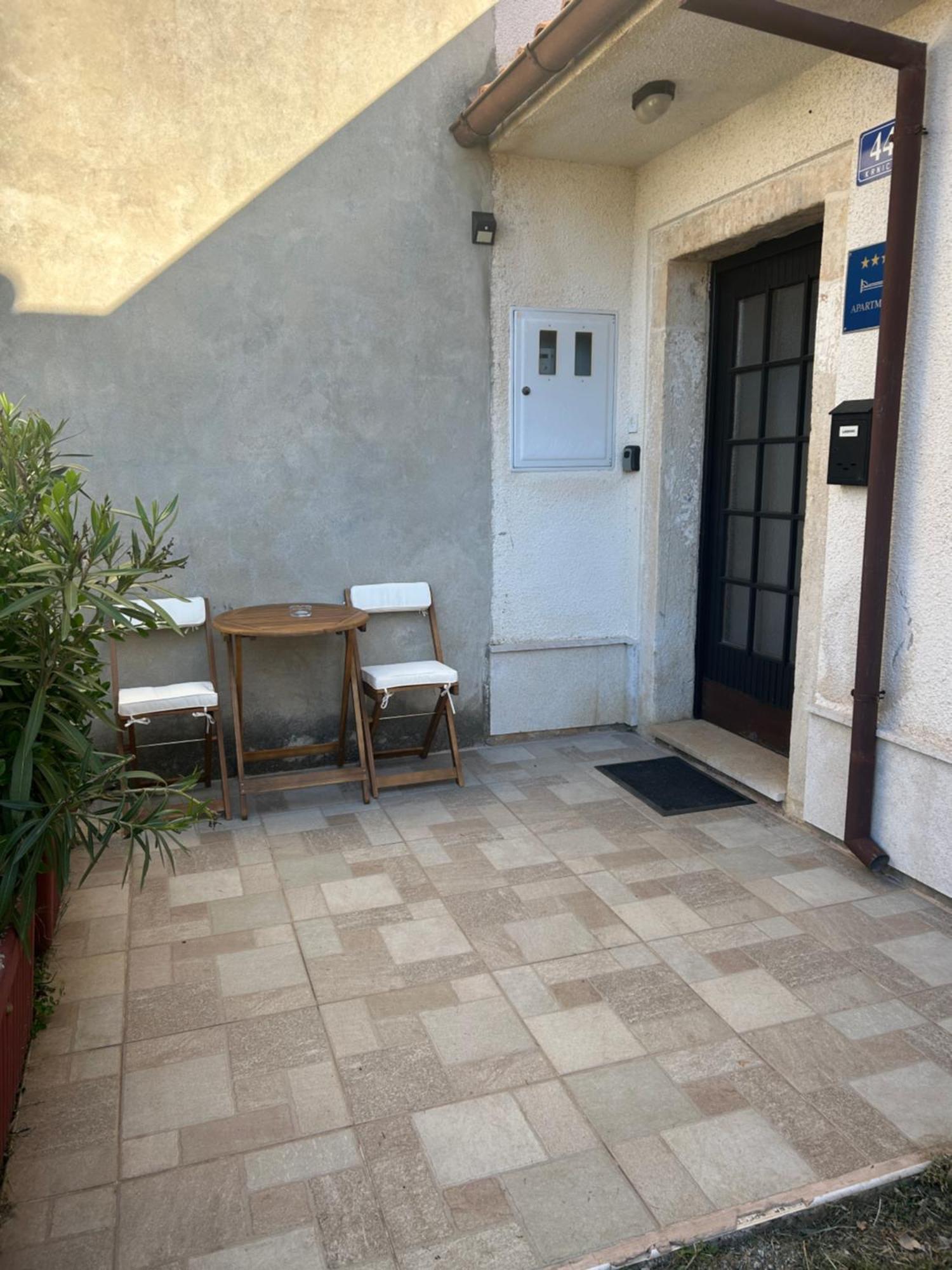 Luka Apartment *